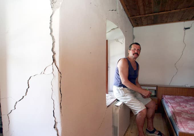 17. julij 2004, Cezsoca - Potres na Bovskem - odpravljanje posledic potresa.