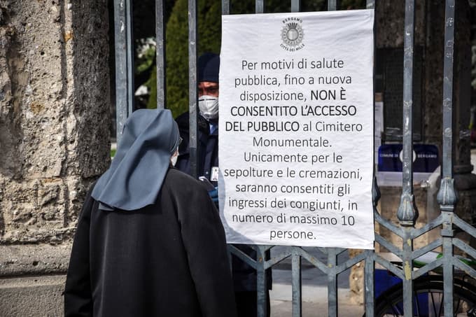 (BRANKO CESTNIK Z ŽUPNIKOM IZ BERGAMA) Zdaj je potrebno zdržati in premagati virus