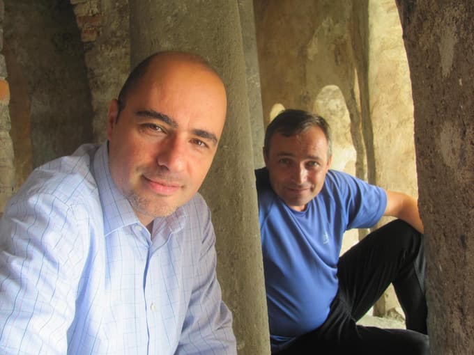 Branko Cestnik z župnikom iz Bergama Pietrom. Fotografija je iz Cestnikovega arhiva.