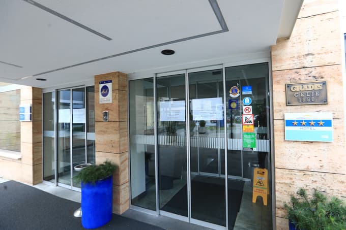 (SPREMLJAMO) V Sloveniji potrjenih 632 okužb in devet smrti, med kritično bolnimi tudi mlajši, sicer zdravi ljudje
