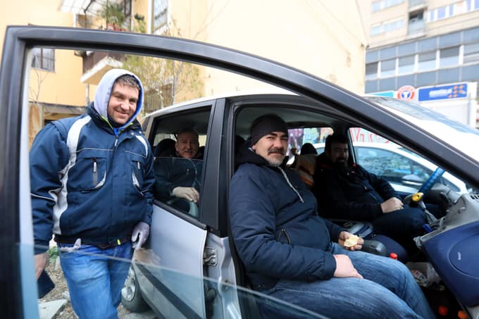 Srbski državljani so včeraj v negotovosti bivakirali pred veleposlaništvom svoje države v Ljubljani.