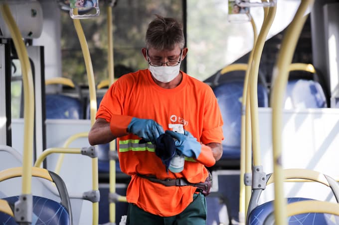 (SVET) V Italiji več kot 900 žrtev v 24 urah, v ZDA več kot 100 tisoč okuženih