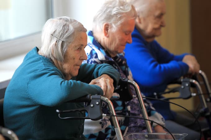 Če pooblastila s strani uživalcev pokojnin in drugih prejemkov niso urejena, pa jih bodo morale ustanove sedaj pridobiti. V nasprotnem primeru bo Pošta Slovenije neizplačane zneske pokojninskih prejemkov vrnila zavodu, zavod pa bo posledično ustavil izplačevanje prejemkov.