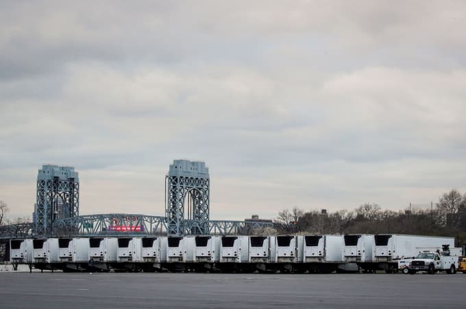 Tovornjaki s hladilnico, ki bi jih lahko uporabili v New Yorku kot improvizirano mrtvašnico.