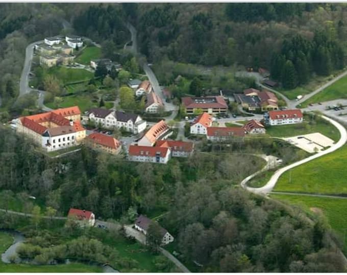 Mariaberg, vas, kjer živijo osebe s posebnimi potrebami, kamor sodi tudi enota, kjer je zaposlena naša sogovornica.