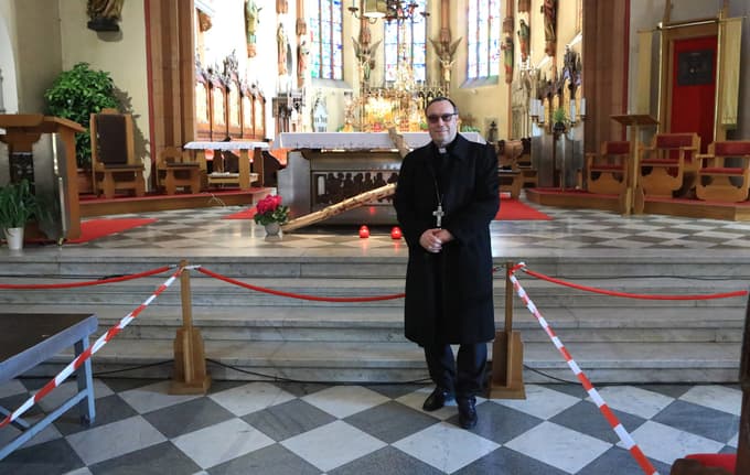 "Ne bomo prikrajšani za praznike, le drugačni bodo," pravi mariborski nadškof in metropolit, ki bo bogoslužje na jutrišnjo cvetno nedeljo in nato še velikonočno nedeljo vodil prek TV-prenosa.