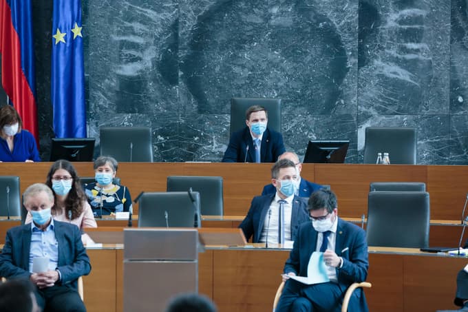 Državni zbor se pripravlja na možnost, da bodo poslanci morali v izolacijo. 