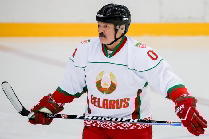 Ne več poslednji evropski diktator, ki priporoča razkuževanje z vodko in intenzivno delo na njivi