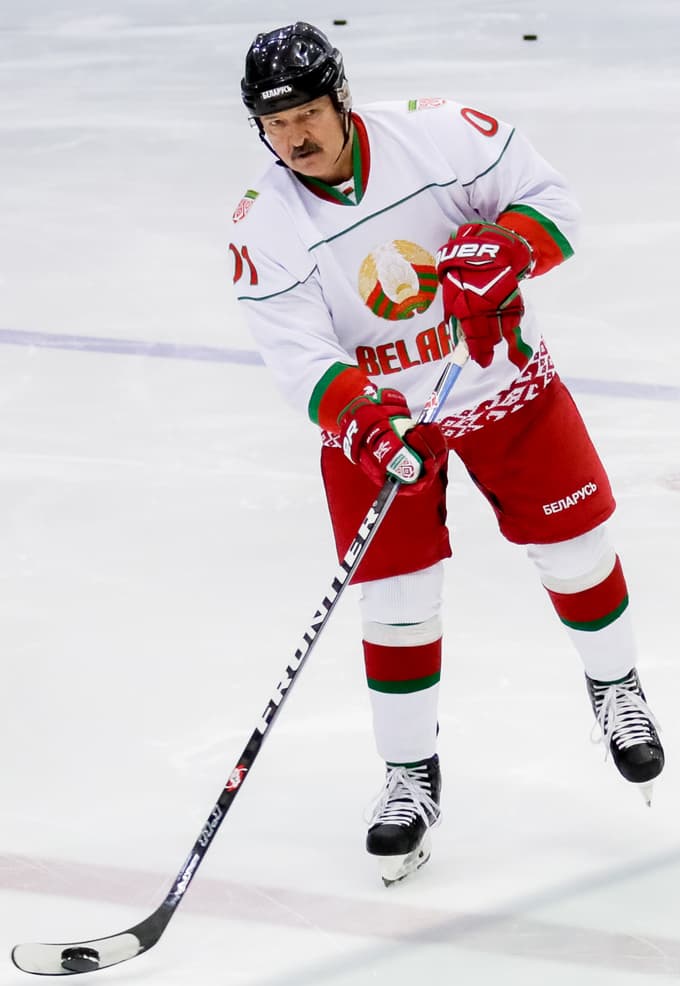 Ne več poslednji evropski diktator, ki priporoča razkuževanje z vodko in intenzivno delo na njivi