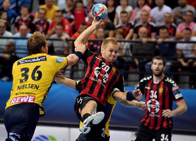 Staš Skube zdaj ne misli na žogo, ampak kako se bo v konvoju prebil iz Skopja v domovino. 