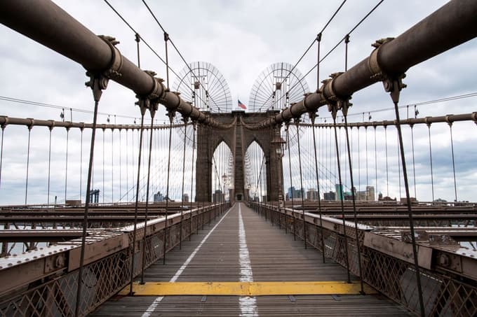 Redek prizor: Prazni Brooklyn Brigde v New Yorku.