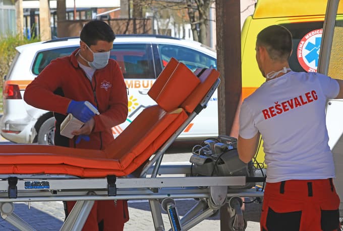 (SPREMLJAMO) Po vstopu v državo odslej osebe v sedemdnevno karanteno na naslov bivanja ali nastanitve, nato testiranje