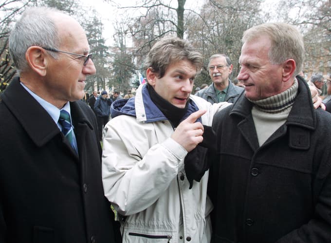 Odkritja spomenika olimpioniku Leonu Štuklju v Mestnem parku v Mariboru leta 2007 so se udeležili tudi sijajni gimnastičarji, od leve: Miro Cerar, Mitja Petkovšek in Drago Šoštarič.