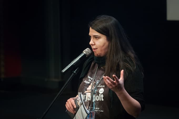 Direktorica festivala Maša Peče na festivalu Kurja polt leta 2019