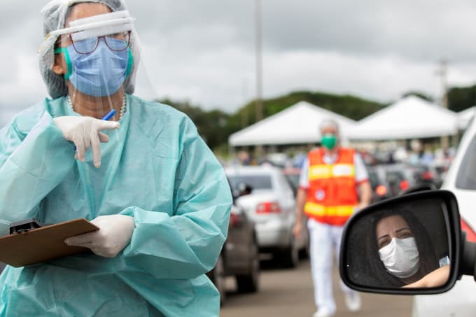 (SVET) Covid-19 v Španiji zahteval že več kot 22.000 življenj, aktivnost britanskega gospodarstva aprila zgodovinsko nizka