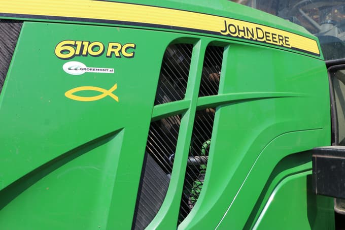 John Deer z znakom ihtis, traktor župnika Dejana Horvata
