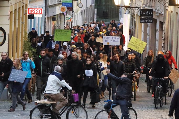 (POGLED) Onkraj Janše in antijanšizma
