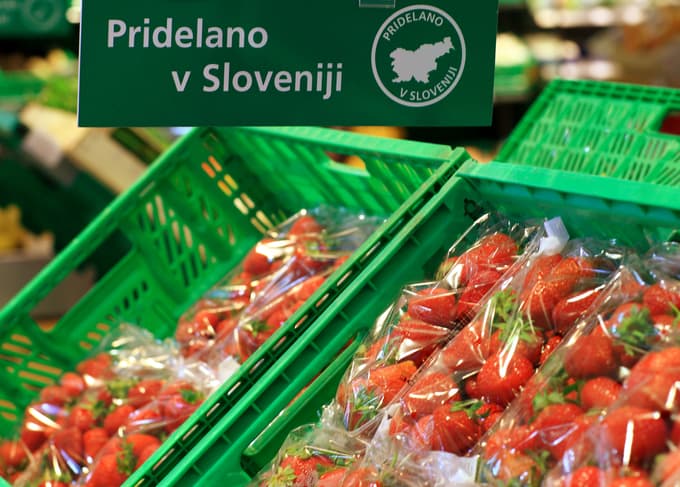 V trgovskih centrih je praviloma ceneje, a skoraj gotovo ne tako sveže kot pri stojnicah neposrednih pridelovalcev.