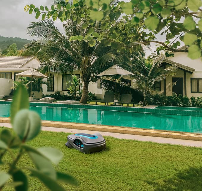 (v okvirček: "Urejena trata v bližini bazena" - slika je lahko 2-kolonska, se je oglaševalec 2 uri trudil, da jo najde:-)