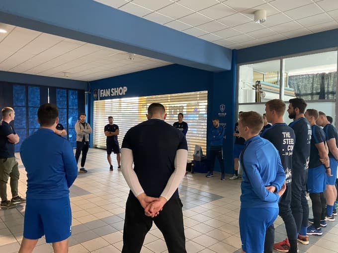 Ob srečanju je bil najprej sestanek. 