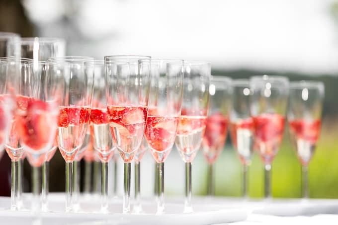 Za dober poletni aperitiv so jagode v šampanjcu prava izbira.