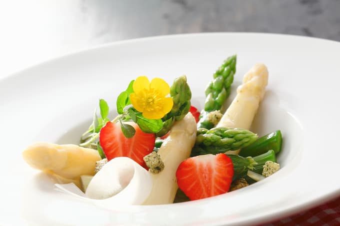 Sezona špargljev še traja, jagode pa so že sladke in slastne. Skupaj v solati z malo balzamičnega kisa za ljubitelje nevsakdanjih kombinacij.