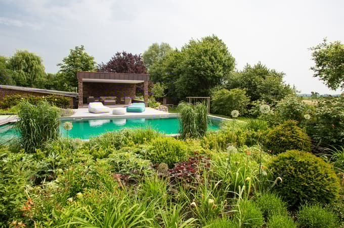 Pametno je treba načrtovati tudi ureditev okolice, ker v bazenu preživimo le določen del časa, preostanek pa ob njem, na primer na terasi s pogledom na preostanek vrta.