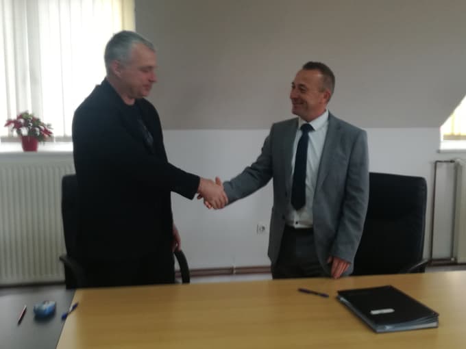 Po podpisu pogodbe sta si segla v roke Jože Hartl, direktor in lastnik celjskega podjetja Ges (levo), in miklavški župan Egon Repnik.