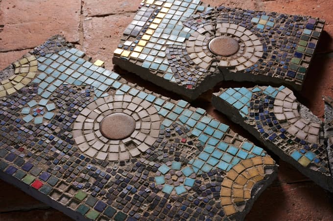 Karel Pečko: Okruški vrtne mize družine Turičnik, 1977, mozaik 