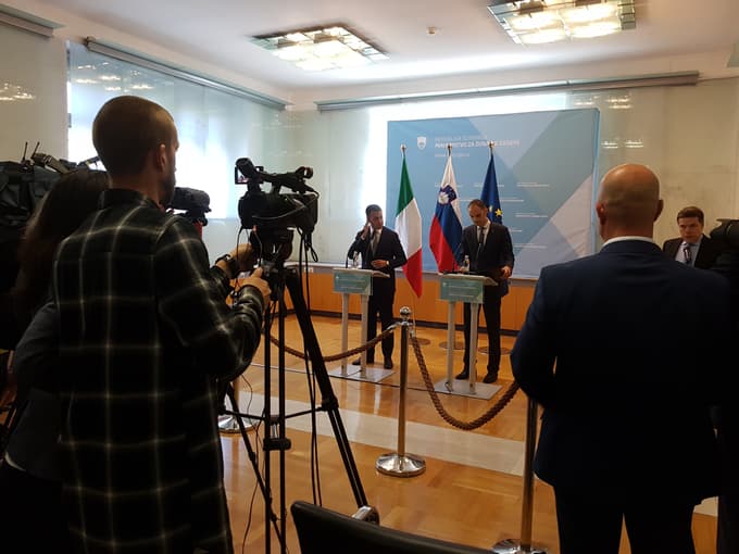 Zunanja ministra Italije in Slovenije glede meje optimistična