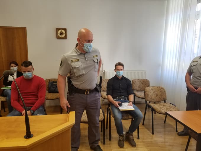 Dejan Kos (levo) in Aleš Dovgan sta na sodišču obžalovala svoje početje in se opravičila oškodovancem.