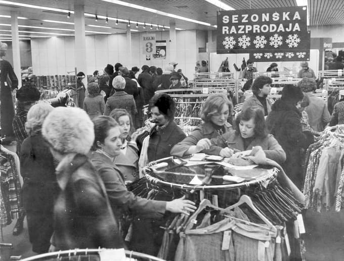 (FOTO) Zapira se trgovina, kjer so trgovke stregle kupcem, poznale številke spodnjega perila Mariborčanov, pa tudi vedele, kaj bo v loncu