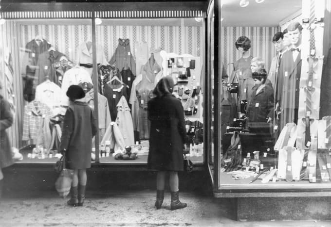 (FOTO) Zapira se trgovina, kjer so trgovke stregle kupcem, poznale številke spodnjega perila Mariborčanov, pa tudi vedele, kaj bo v loncu
