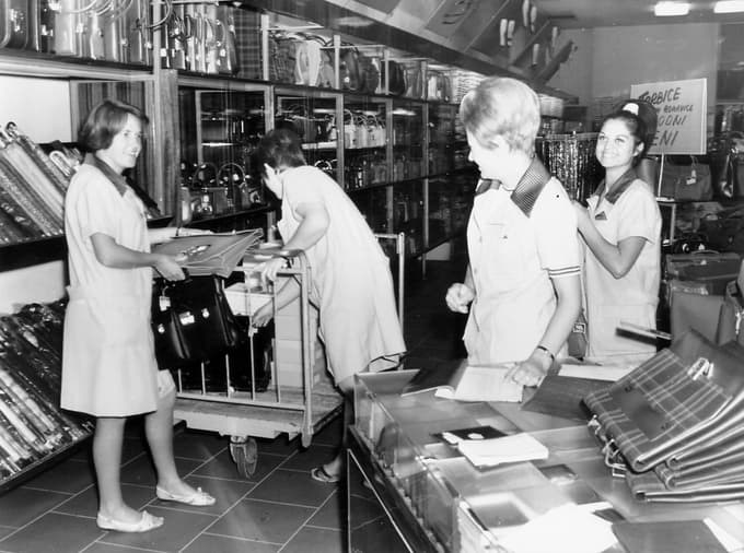 (FOTO) Zapira se trgovina, kjer so trgovke stregle kupcem, poznale številke spodnjega perila Mariborčanov, pa tudi vedele, kaj bo v loncu