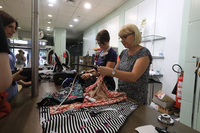 (FOTO) Zapira se trgovina, kjer so trgovke stregle kupcem, poznale številke spodnjega perila Mariborčanov, pa tudi vedele, kaj bo v loncu