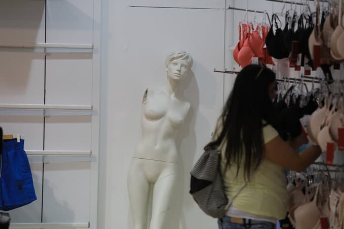 (FOTO) Zapira se trgovina, kjer so trgovke stregle kupcem, poznale številke spodnjega perila Mariborčanov, pa tudi vedele, kaj bo v loncu