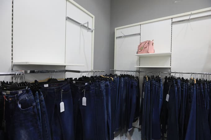 (FOTO) Zapira se trgovina, kjer so trgovke stregle kupcem, poznale številke spodnjega perila Mariborčanov, pa tudi vedele, kaj bo v loncu