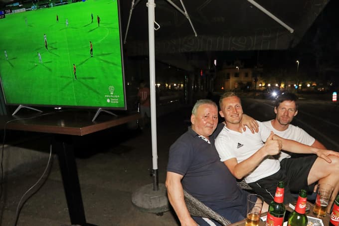 Legendarni Nedeljko Topić, ob njem Darjan Slavic, je privolil v fotografiranje le, če je zraven še avtor teksta. 