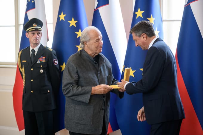 Zlati red za zasluge je Borut Pahor 17. junija izročil Borisu Podrecci.
 