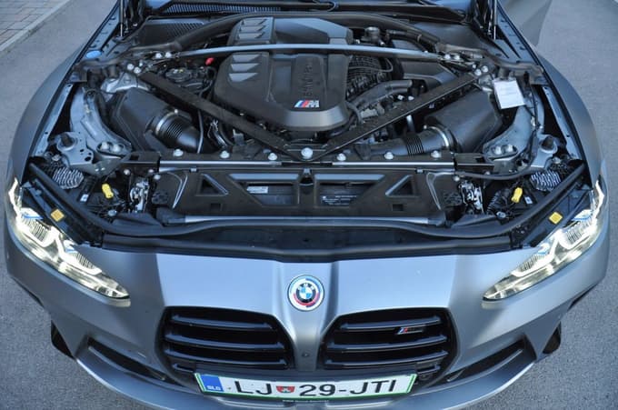 Vrstni šestvaljnik, podkrepljen z dvema turbinama, zmore 375 kW (510 KM).
