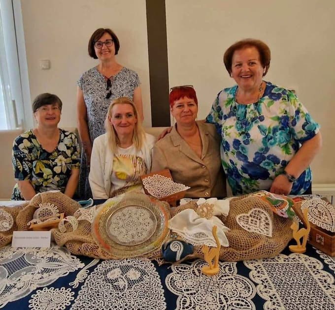 Skupina klekljaric pri ročnodelski skupini Taščice: Natalija Ul, Karla Divjak, Ana Vogrin, Mihela Eder, Irena Kranjc (desno)
 