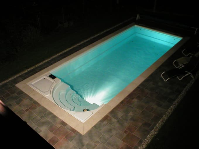 Dobro je, da je bazen osvetljen, saj je tako kopanje v njem tudi v večernih urah še lepše.