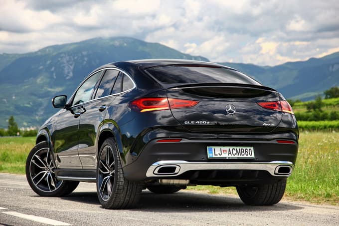 GLE v kupejevski izvedbi prinaša in ponuja prestiž, vreden ugleda trikrake zvezde. Možnosti personalizacije so po stari navadi velike, s tem pa se spreminja tudi cena.