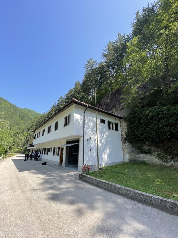 Kamuflažni objekti, ki simulirajo počitniške hišice. Skozi garažo prvega se pride do vrat v bunker.