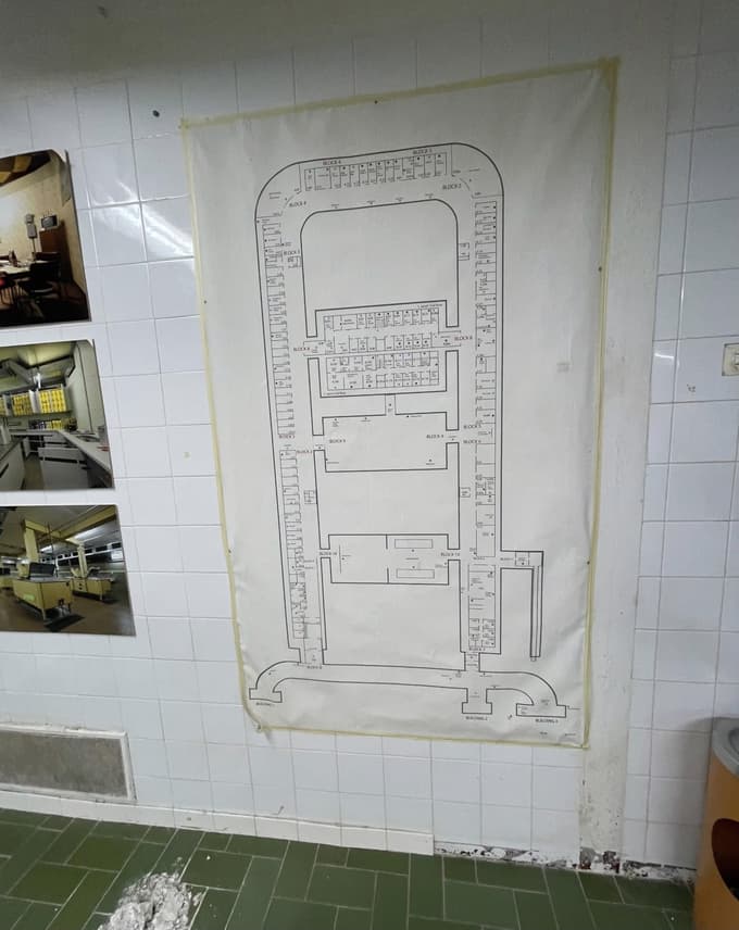 Bunker ima obliko črke U oziroma podkve. Ima dvanajst blokov, na skrajnem robu pod zemljo sta dve konferenčni dvorani.