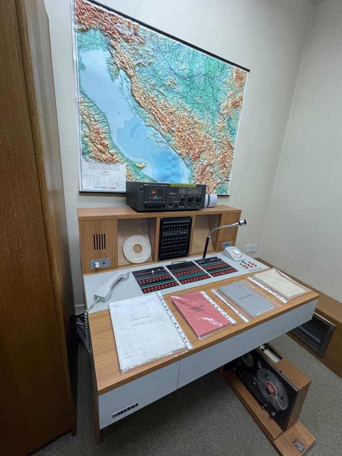 V bunkerju je pet operativnih centrov z direktnimi telefonskimi povezavami s predsedništvi zveznih republik in kabelsko televizijo.