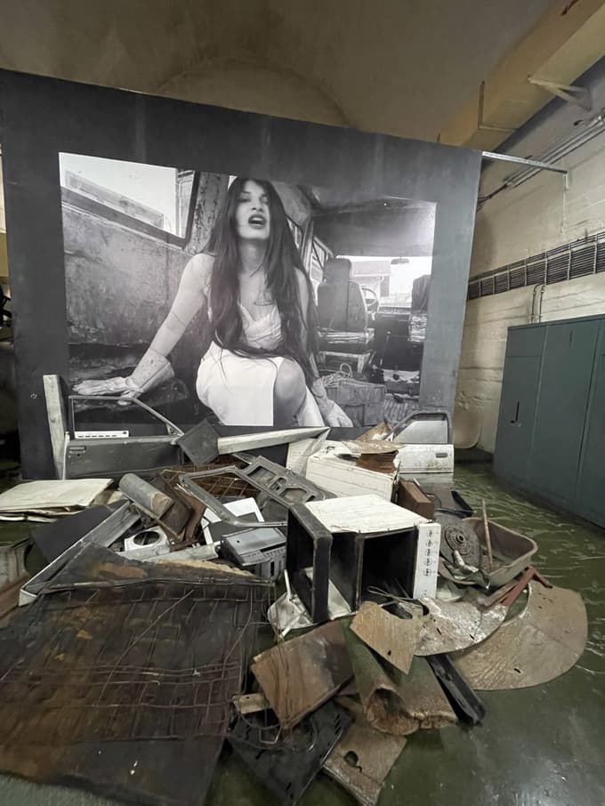 Umetniška instalacija Selme Selman v bunkerju, preizpraševanje ekonomske varnosti v Jugoslaviji, kritika Titovega režima. Bunker se je gradil le za ozek partijski vrh, elito. Danes je tudi živahno mednarodno razstavišče.