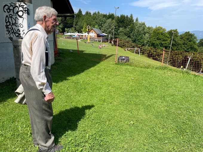 Ob rojstnem dnevu je z družino - s hčerko, vnukom, njegovo ženo in pravnukom - prišel še peš na Trikotno jaso. 