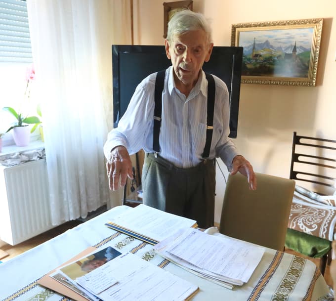 Pri mizi ob dokumentih in slikah rad pripoveduje svoje zgodbe. 