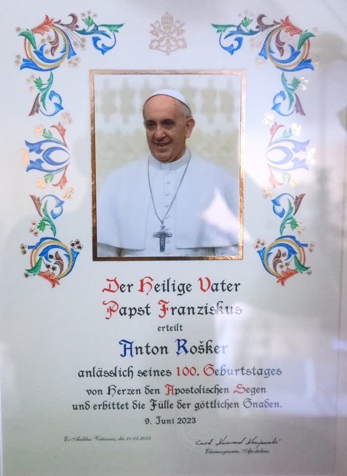V okvirju hrani čestitko, blagoslov papeža Frančiščka ob njegovi 100-letnici 
